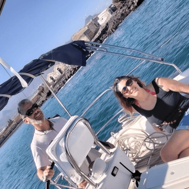 Francesco y Maureen juntos a bordo de Leon